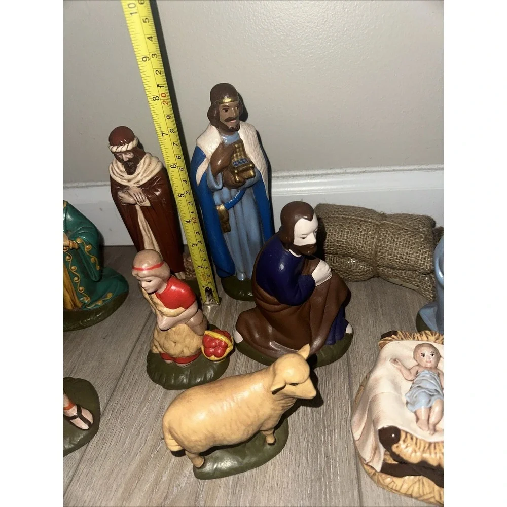 Beautiful Vintage Large Holland Mold Hand Painted 18 Piece Nativity Set Read Dis